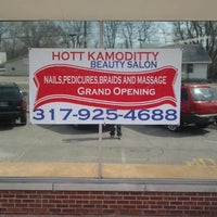 Photo taken at HOTT KAMODITTY by Ronniel B. on 3/15/2012