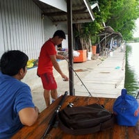 Photo taken at บ่อตกปลาเงาน้ำ by Mathawee S. on 6/27/2012