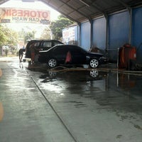 Photo taken at Otoresik Car Wash (Snow Wash System) by Nutricia Hilderia R. on 6/8/2012