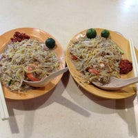 Photo taken at Blue Star Fried Hokkien Mee by Christina L. on 4/20/2012