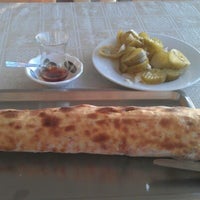 Photo taken at Es Pide &amp; Pizza by Emin K. on 4/4/2012