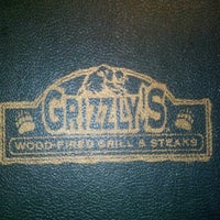 รูปภาพถ่ายที่ Grizzly&#39;s Wood-Fired Grill &amp; Steaks โดย Edward S. เมื่อ 8/22/2012