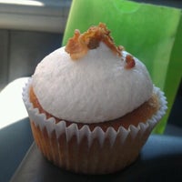 Das Foto wurde bei L.a.&amp;#39;s Cupcakery von Kes Y. am 3/4/2012 aufgenommen