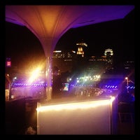 6/8/2012 tarihinde Urban S.ziyaretçi tarafından District Roof Top Bar and Grille'de çekilen fotoğraf