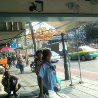 Photo taken at BMTA Bus Stop สถานีรถไฟวงเวียนใหญ่ (Wongwian Yai Train Station) by Nx Kn N. on 2/20/2012