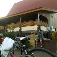 Photo taken at Anjungan Jambi by Zulfatun N. on 3/24/2012