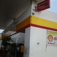 Foto tirada no(a) Shell por mj y. em 3/24/2012