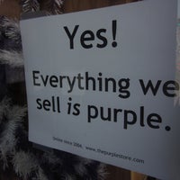 รูปภาพถ่ายที่ The Purple Store โดย Robby D. เมื่อ 6/28/2012