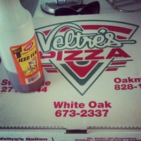 6/22/2012 tarihinde Cortney A.ziyaretçi tarafından Veltre&amp;#39;s Pizza of White Oak'de çekilen fotoğraf