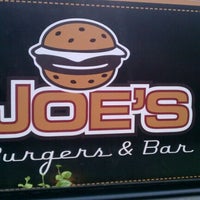 Foto tomada en Joe&amp;#39;s Burgers &amp;amp; Bar  por Johnathon G. el 5/23/2012