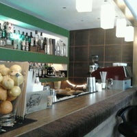 5/2/2012 tarihinde Jack Gergely R.ziyaretçi tarafından Cafe Solo - Cocktail Bar'de çekilen fotoğraf