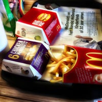 รูปภาพถ่ายที่ McDonald&amp;#39;s โดย Tom M. เมื่อ 8/8/2012