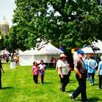 Foto tomada en CelebrAsian: Iowa&amp;#39;s Annual Asian Heritage Festival  por AJ H. el 5/12/2012