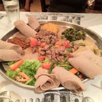 Foto tirada no(a) Meskerem Ethopian Cuisine por CC em 7/18/2012