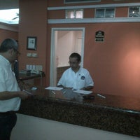 Foto diambil di Las palmas Hotel &amp;amp; Suites oleh Javier M. pada 3/23/2012