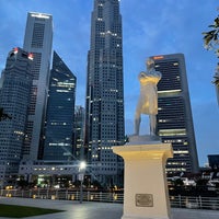 Photo taken at Sir Stamford Raffles Statue (Raffles&amp;#39; Landing Site) by 6624 on 12/29/2023
