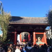 Photo taken at Kaminarimon Gate by くろあめ on 1/10/2015