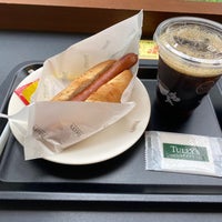 Photo taken at Tully&amp;#39;s Coffee by 横山 美. on 5/5/2021