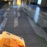 Photo taken at みずほ銀行 外貨両替ショップ 羽田空港国際線免税エリア店 by momokama on 9/16/2022