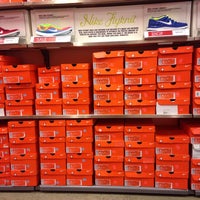 nike outlet in great lakes crossing