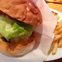 Photo taken at Mountain Burger by Yuri I. on 10/4/2014