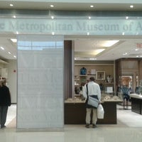 Foto tirada no(a) The Metropolitan Museum of Art Store at Newark Airport por Juanma C. em 1/19/2015