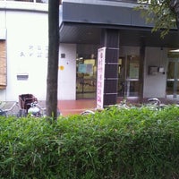 Photo taken at 久が原図書館 by Tatsuya N. on 10/14/2012