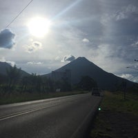 Foto diambil di Volcano Lodge oleh Roberto M. pada 11/10/2017