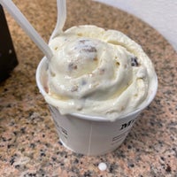 Photo taken at Mission Street Ice Cream and Yogurt - Featuring McConnell&amp;#39;s Fine Ice Creams by Gopal P. on 8/26/2020