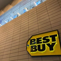 Photo taken at Best Buy by Horacio V. on 11/25/2019
