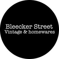 รูปภาพถ่ายที่ Bleecker Street Vintage โดย Bleecker Street Vintage เมื่อ 10/27/2013