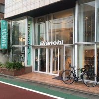 Photo taken at BIANCHI CAFÉ &amp;amp; CYCLES TOKYO by doncha55 on 7/10/2016