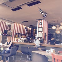 Foto diambil di Log Out Cafe oleh Bogdan C. pada 6/7/2015