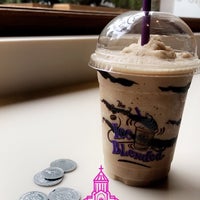 Photo taken at The Coffee Bean &amp; Tea Leaf by areejs on 4/21/2018