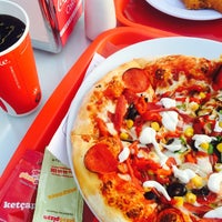 Photo taken at Pizza Pizza by Hüseyin T. on 6/16/2015