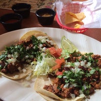 Foto tirada no(a) Tacos Jalisco por Jason B. em 2/28/2014