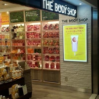 Photo taken at THE BODY SHOP by Aスタイル on 9/5/2014