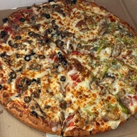 Foto tirada no(a) Louie&amp;#39;s Pizza por M. G. S. em 7/2/2021