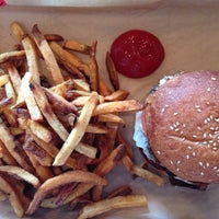 Foto tomada en MOOYAH Burgers, Fries &amp;amp; Shakes  por Beth C. el 4/18/2014