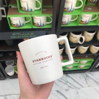 Foto tirada no(a) Starbucks por Ly L. em 2/5/2019