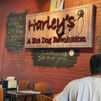 Das Foto wurde bei Harleys : A Hot Dog Revolution von Shane M. am 6/20/2022 aufgenommen