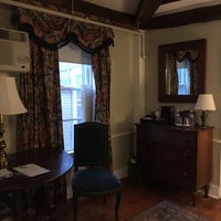 รูปภาพถ่ายที่ Colonial Inn โดย Georgina T. เมื่อ 6/12/2018