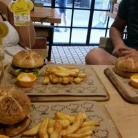 Foto scattata a Şef&amp;#39;s Burger da Nergis Y. il 5/24/2015