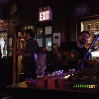 Foto tomada en Brady&amp;#39;s Bar  por Jeromy H. el 4/28/2013
