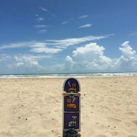 รูปภาพถ่ายที่ On The Beach Surf Sports โดย Jeff S. เมื่อ 8/15/2016