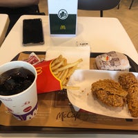 Photo taken at McDonald&amp;#39;s &amp;amp; McCafé by H .. on 9/30/2019