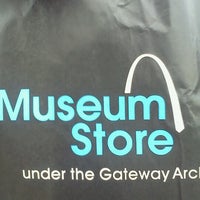 10/13/2012에 Rebecca L.님이 Gateway Arch Museum Store에서 찍은 사진