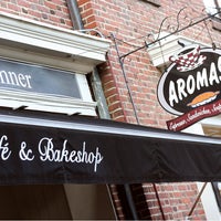 10/31/2013 tarihinde Aromas Coffeehouse Bakeshop &amp;amp; Cafeziyaretçi tarafından Aromas Coffeehouse Bakeshop &amp;amp; Cafe'de çekilen fotoğraf