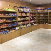 Photo taken at Al Manar Bakeries by ZahraALsahi on 3/5/2016