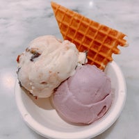 Photo taken at Jeni&amp;#39;s Splendid Ice Creams by Ivy N. on 3/12/2020